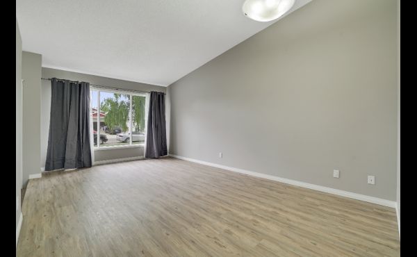 Spacious formal living / dining room on main floor Spacious formal living / dining room on main floor
